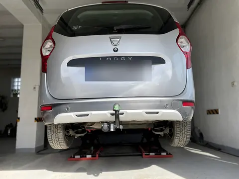 Partea din spate a unei Dacia Lodgy cu cârlig de remorcare montat