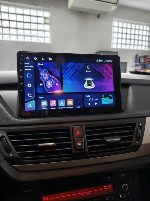 Ecran multimedia Android montat în consola centrală a unui autoturism