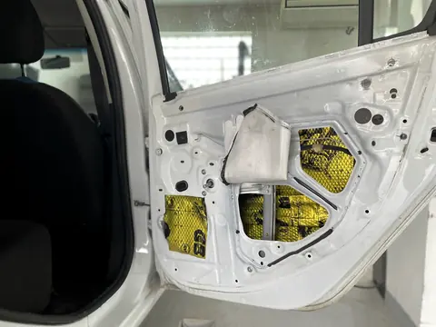 Ușă de autoturism demontată, cu material fonoabsorbant aplicat pe tablă