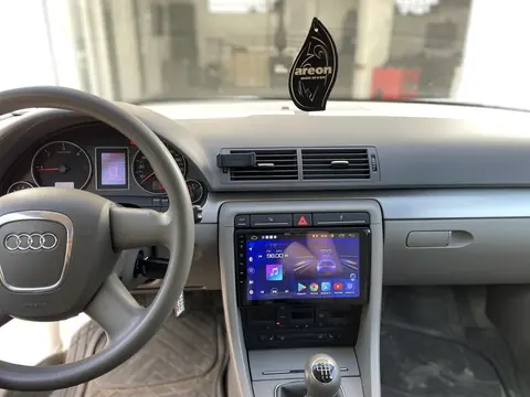 Bordul unui Audi A4 cu navigație Android montată în consola centrală