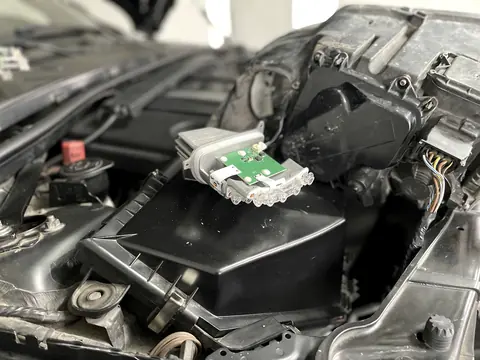 Compartiment motor deschis, cu intervenție la instalația electrică