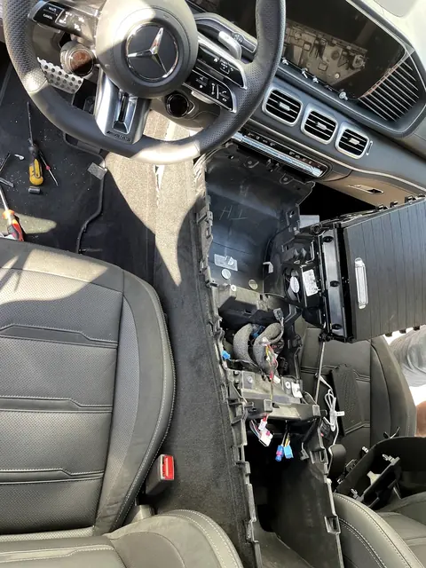 Bord de autoturism demontat parțial pentru acces la instalația electrică