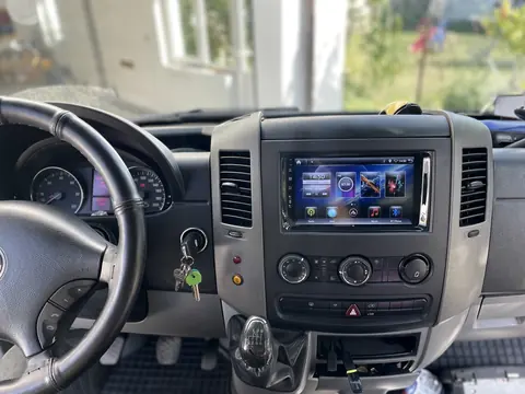Bordul unui Mercedes Sprinter cu sistem multimedia montat